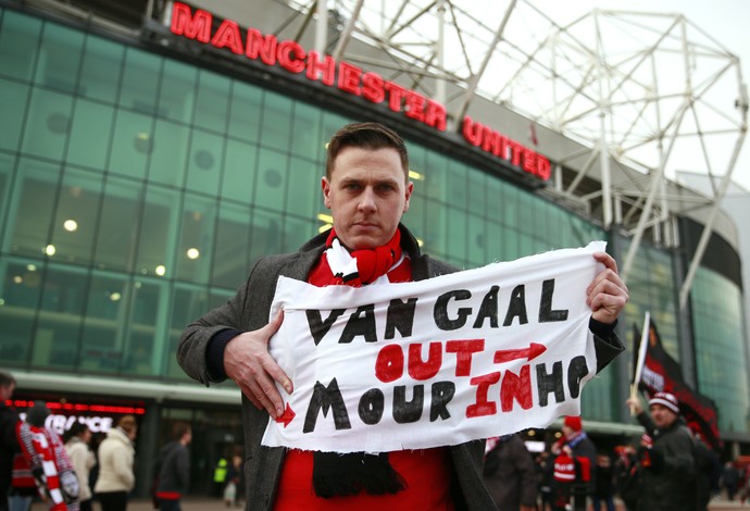 Torcedor pede Mourinho e saída de Van Gaal do Manchester United (Foto: Reuters / Jason Cairnduff)