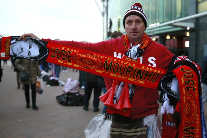 cachecol do Manchester United com José Mourinho (Foto: Reuters / Jason Cairnduff)