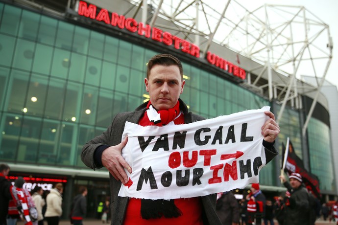 Torcedor pede Mourinho e saída de Van Gaal do Manchester United (Foto: Reuters / Jason Cairnduff)