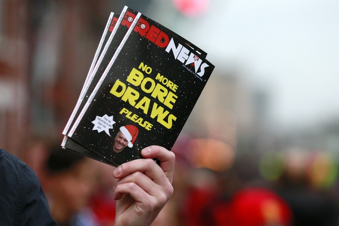 Revista torcida Manchester United contra Van Gaal (Foto: Reuters / Jason Cairnduff)