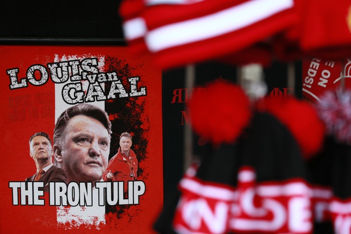 Cartaz torcida Manchester United contra Van Gaal (Foto: Reuters / Jason Cairnduff)