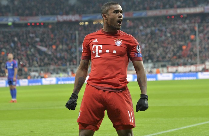 Douglas Costa gol Bayern x Olympiacos (Foto: AP)