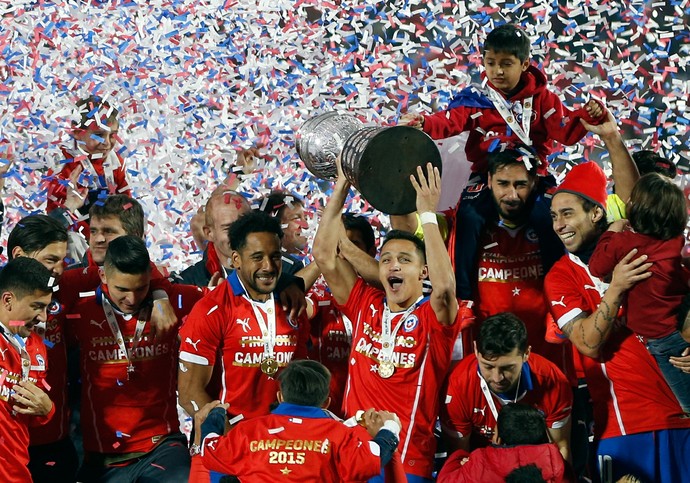 Sanchez taça Copa América Chile campeão (Foto: AP)