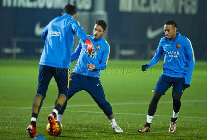 Neymar e Adriano treino Barcelona (Foto: Victor Salgado / Barcelona)