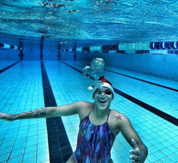 Ana Marcela Cunha, da maratona aquática, postou foto com gorro debaixo d'água (Foto: Reprodução/Instagram)