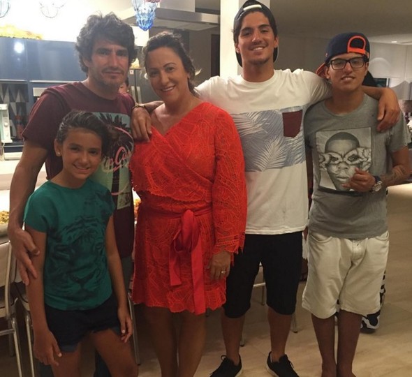 O surfista Gabriel Medina passou o Natal junto com a família em Maresias (Foto: Reprodução/Instagram)