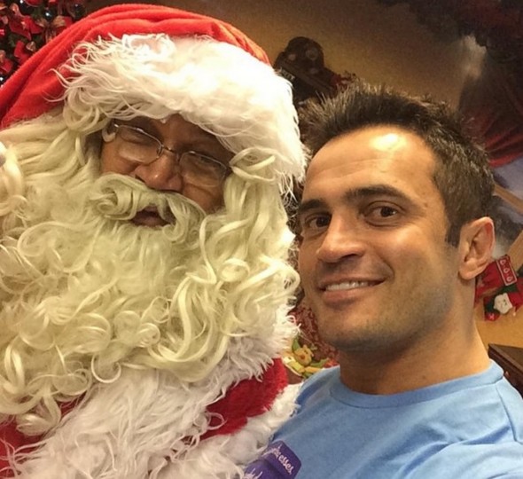 O  craque Falcão, do futsal, tirou foto ao lado do Papai Noel (Foto: Reprodução/Instagram)