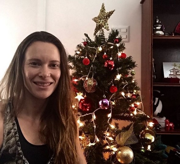 Fabiana Murer, do salto com vara, fez o seu registro ao lado da árvore de Natal (Foto: Reprodução/Instagram)