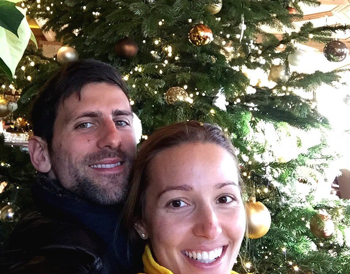 O tenista sérvio Novak Djokovic postou foto de Natal junto com a esposa (Foto: Reprodução/Instagram)