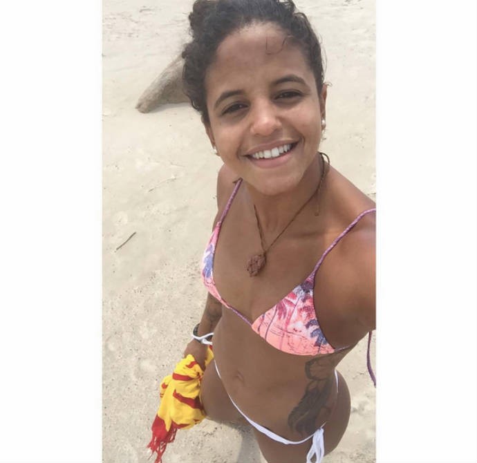 Etiene Medeiros, da natação, na Praia da Guarda do Embaú (Foto: Reprodução)