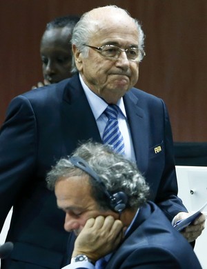 Joseph Blatter e Michel Platini banidos pela Fifa (Foto: Reuters)