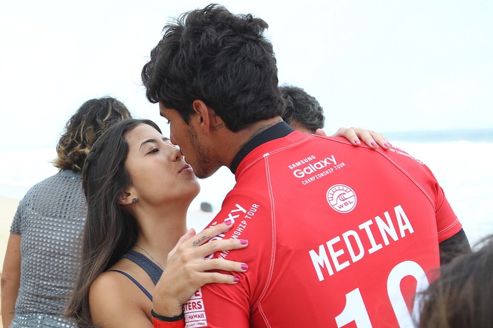 Gabriel Medina namorada Tayná Hanada Pipeline surfe (Foto: Marcio Fernandes/Estadão)