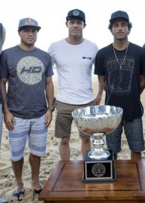 Adriano de Souza Mineirinho, Fanning, Filipe Toledo Filipinho troféu Pipeline surfe (Foto: Divulgação/WSL)