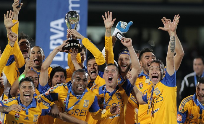 Jogadores do Tigres levantam a taça de campeão mexicano (Foto: EFE)