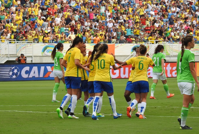 Marta celebra gol diante do México (Foto: Cíntia Barlem)