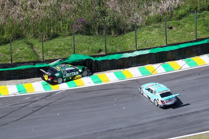 Marcos Gomes acabou embaixo dos pneus na largada da Stock Car (Foto: Duda Bairros)