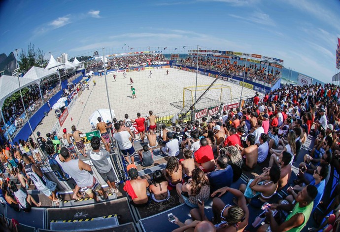 Arena da Barra da Tijuca recebeu 2.500 pessoas para a grande final mundial entre Barcelona e Vasco da Gama (Foto: beachsoccer.com/Marcello Zambrana)