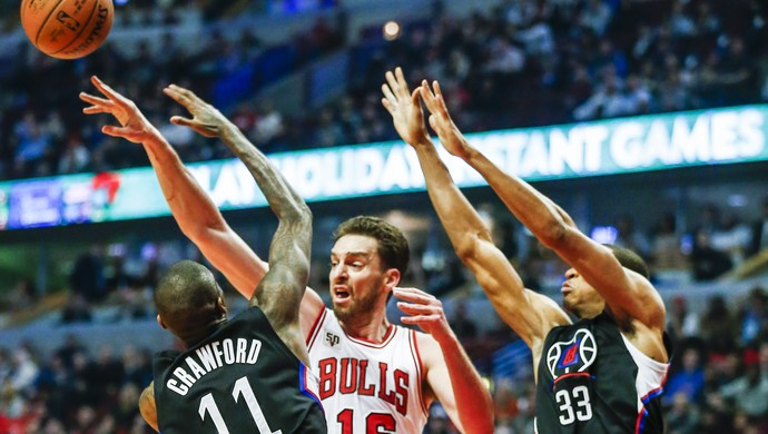 Cestinha do Bulls, o espanhol Pau Gasol é cercado por dois jogadores dos Clippers (Foto: EFE)