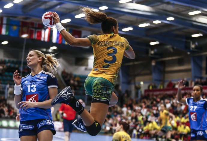 Alê finaliza no jogo entre Brasil e França (Foto: Wander Roberto / Inovafoto)