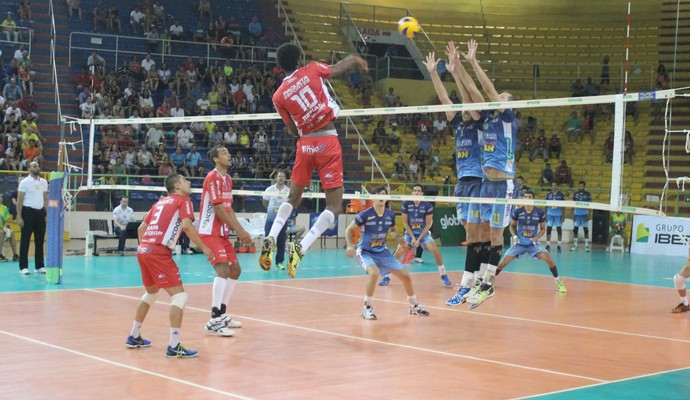 O bloqueio do Montes Claros foi um dos pontos forte dentro de quadra (Foto: Valdivan Veloso/Globoesporte.com)