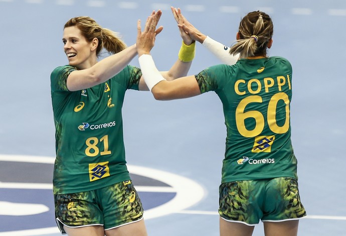 Deonise e Célia comemoram o triunfo do Brasil sobre as hermanas (Foto: Wander Roberto / inovafoto)