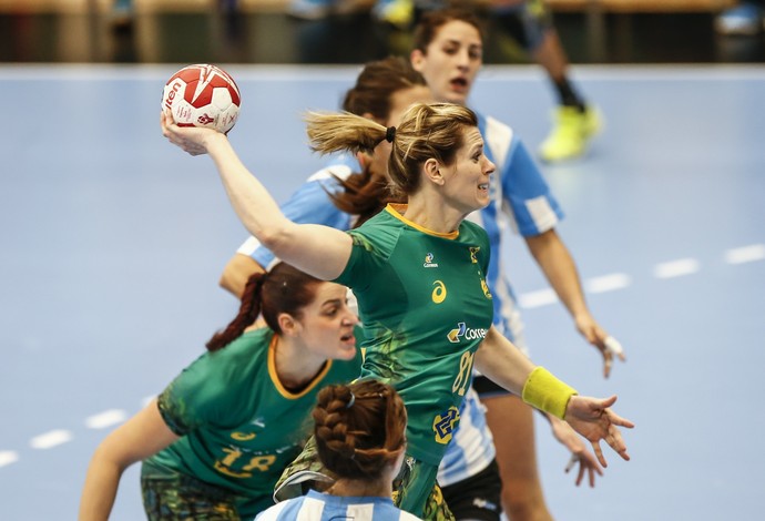 Deonise atira para marcar um gol contra a Argentina no Mundial (Foto: Wander Roberto / inovafoto)