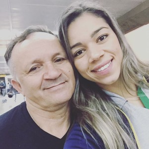 Jéssica Quintino ao lado do pai, o seu Manoel (Foto: Reprodução/Facebook)