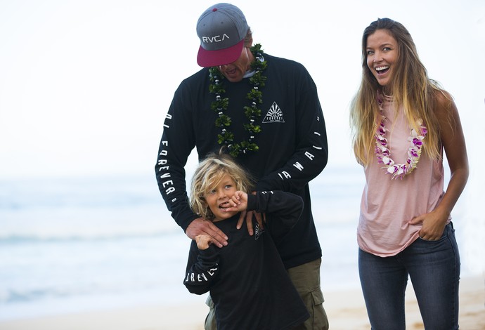 Bruce Irons, Lyndy Irons e Axel Irons em Pipeline, no Havaí (Foto: WSL / Kirstin Scholtz)