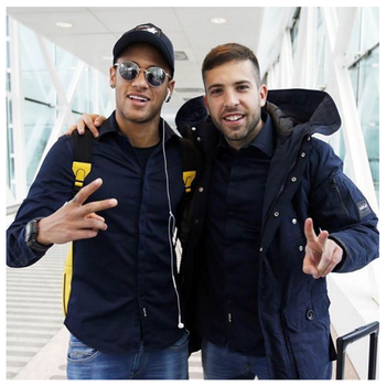 Neymar e Jordi Alba viagem Barcelona (Foto: Miguel Ruiz / Barcelona)