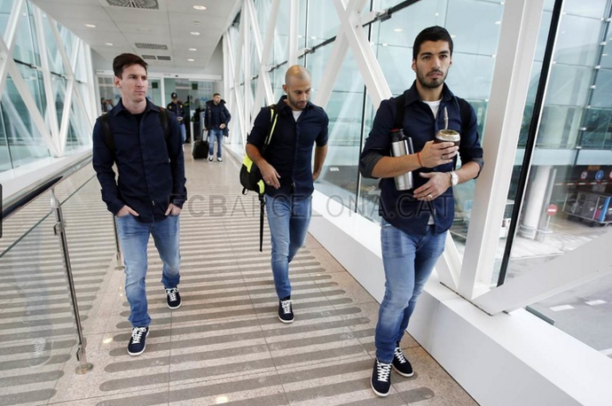 Luis Suárez, Messi e Mascherano viagem Barcelona (Foto: Miguel Ruiz / Barcelona)