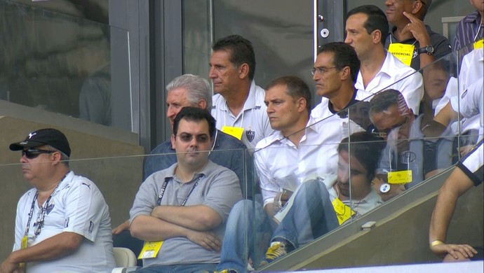 Técnico Diego Aguirre assiste ao jogo em um camarote no Mineirão (Foto: Reprodução / Premiere)