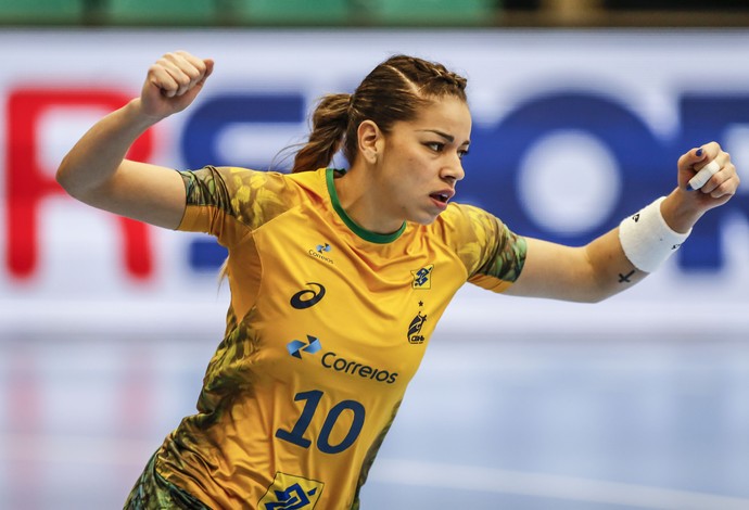 Célia comemora um de seus gols no jogo entre Brasil e Congo no Mundial (Foto: Wander Roberto/inovafoto)