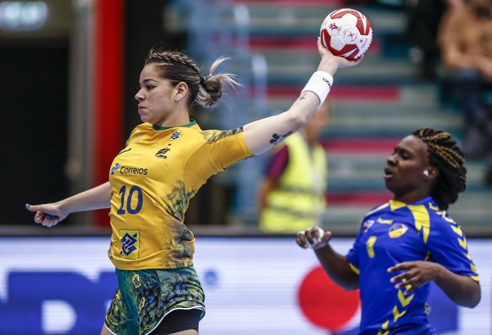 Célia finaliza para marcar no jogo entre Brasil e Congo no Mundial (Foto: Wander Roberto/inovafoto)