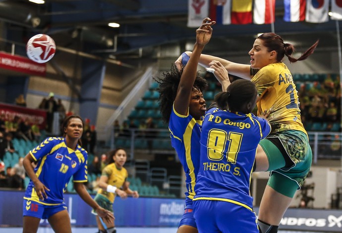 Duda atira para marcar no jogo contra o Congo no Mundial de handebol (Foto: Wander Roberto/inovafoto)