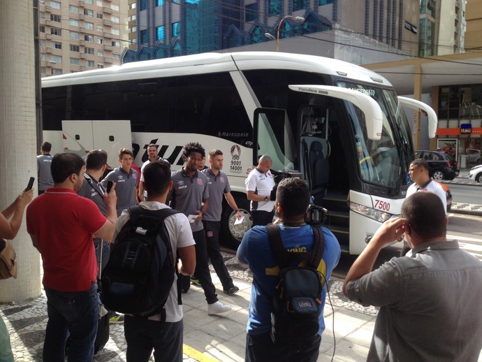 Jogadores saem do ônibus com pouco assédio de torcedores (Foto: Raphael Zarko)