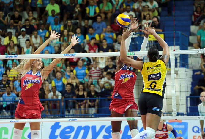 Praia Clube Osasco Superliga Feminina Uberlândia Thaísa Carcaces Ramirez (Foto: Raphael Oliveira/Fotojump)