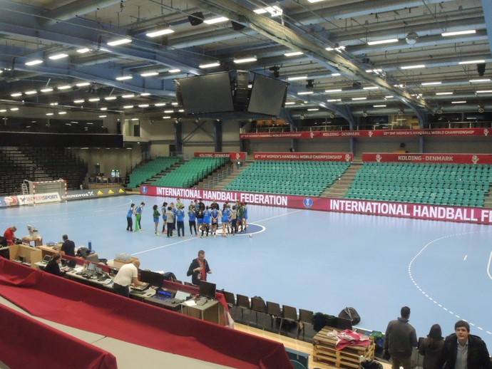 Brasileiras fizeram seu primeiro treino na Sydbank Arena, na véspera da estreia no Mundial (Foto: Thierry Gozzer)