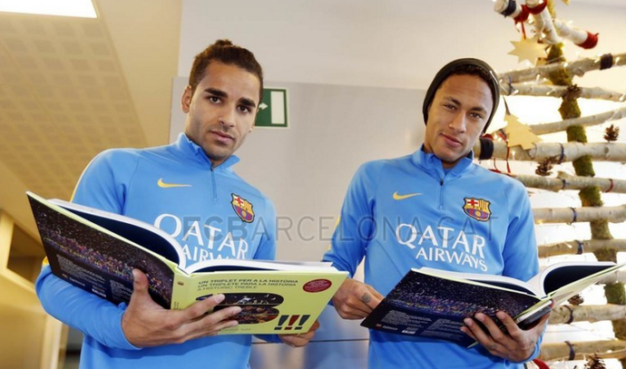 Neymar e Douglas- livro Barcelona (Foto: Miguel Ruiz / Barcelona)