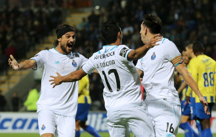 Hector Herrera comemora com Jesus Corona e Pablo Osvaldo o gol marcado pelo Porto (Foto: Reuters)