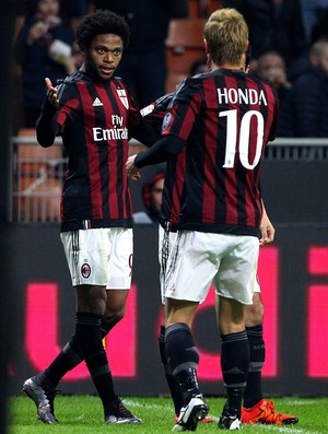 Honda e Luiz Adriano Milan x Crotone (Foto: Getty Images)