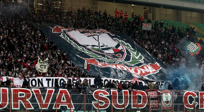 Milan x torcida Crotone (Foto: Getty Images)