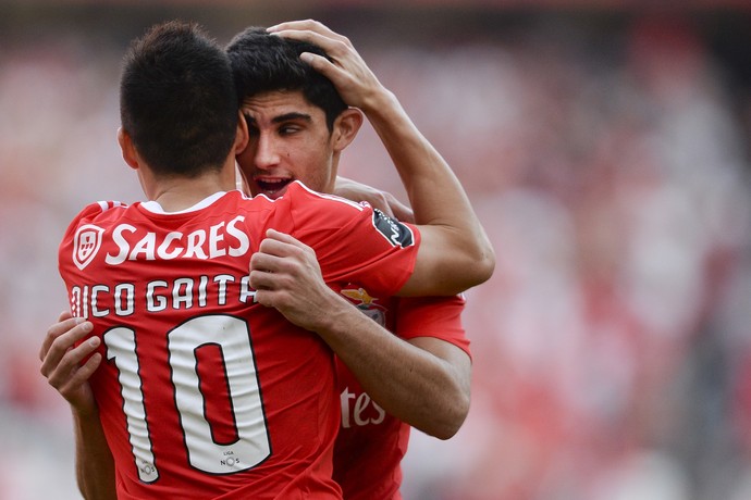 Gonçalo Guedes e Nico Gaitán, Benfica x Boavista (Foto: AFP / Patricia de Melo Moreira)