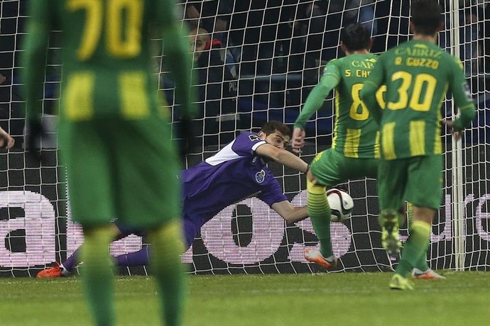 Casillas Pênalti Porto Tondela (Foto: EFE/EPA/PAULO NOVAIS)