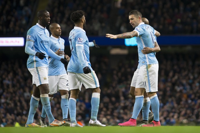 Manchester City comemoração Kolarov (Foto: AP Photo/Jon Super)