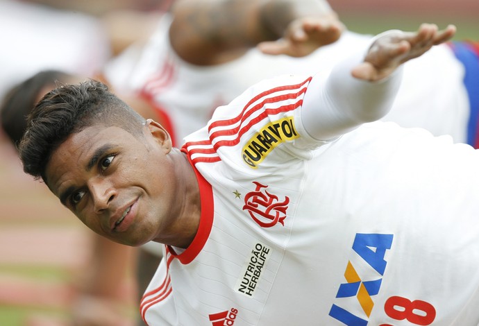 Almir no alongamento antes do treino desta sexta (Foto: Gilvan de Souza / Flamengo)