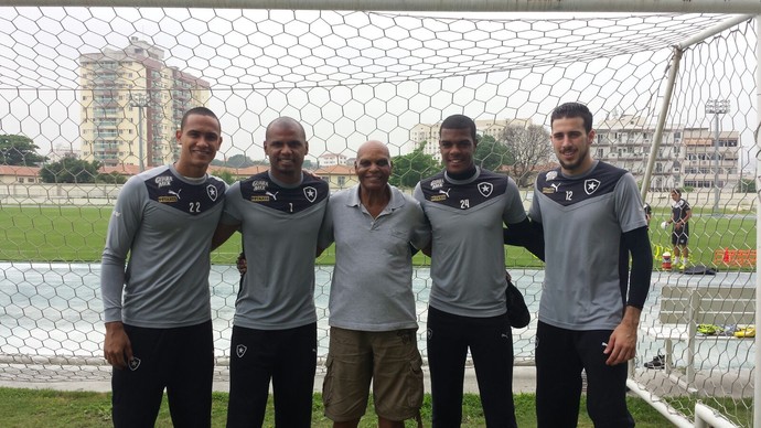 Renan, Jefferson, Adalberto, Saulo e Helton Leite goleiros Botafogo (Foto: Gustavo Rotstein / GloboEsporte.com)