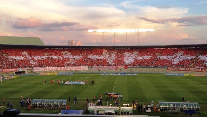 Vila Nova x Londrina no Serra Dourada (Foto: Fernando Vasconcelos/GloboEsporte.com)