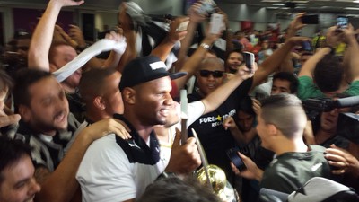 Jefferson chega ao Rio nos braços da torcida que o idolatra (Foto: Gustavo Rotstein/GloboEsporte.com)