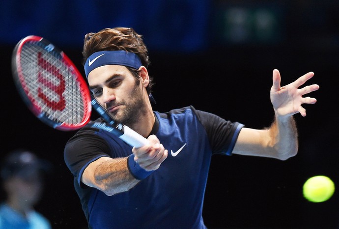 Roger Federer na disputa com Stan Wawrinka em Londres (Foto: EFE)