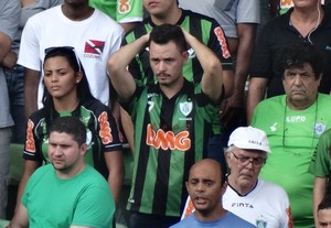 Torcedor do América-MG apreensivo com resultado ruim no primeiro tempo (Foto: Maurício Paulucci)